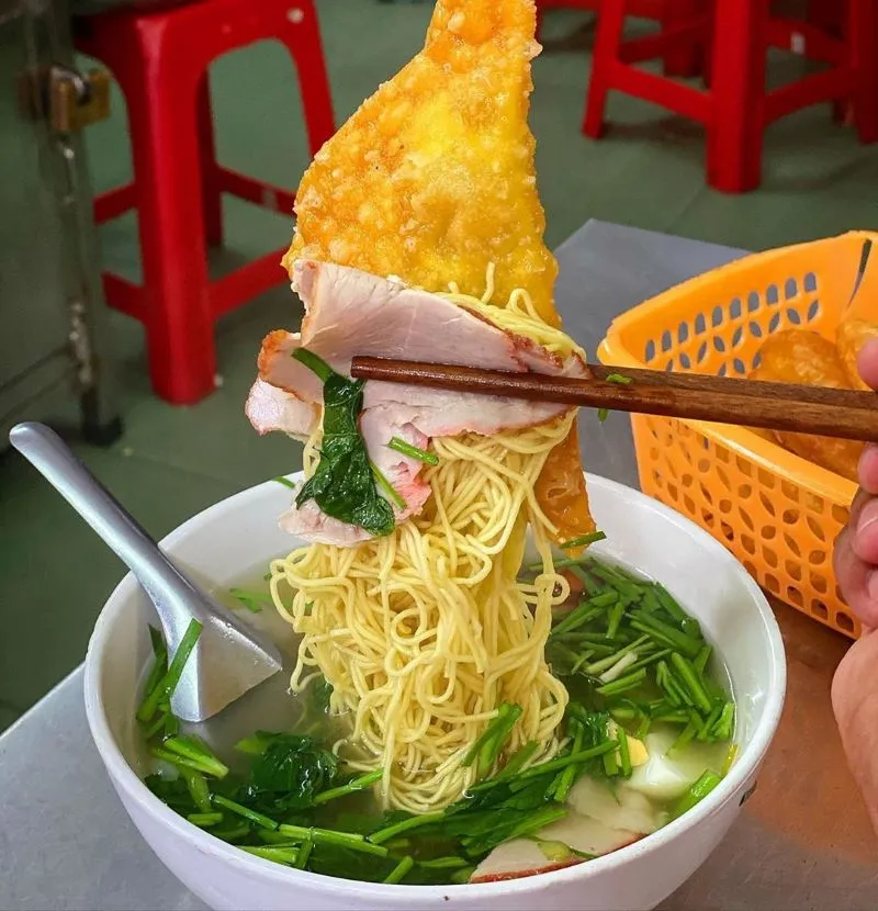 Eating wonton noodles for breakfast at street stalls provides many memorable experiences - Photo Source: Facebook Địa Điểm Ăn Ngon Hà Nội
